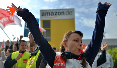 Beschäftigte des US-Onlinehändlers Amazon vor dem Werkstor in Le...