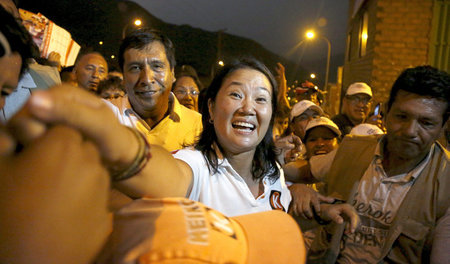 Fürs Foto blieb die Geldbörse zu: Keiko Fujimori bei einem Wahlk...