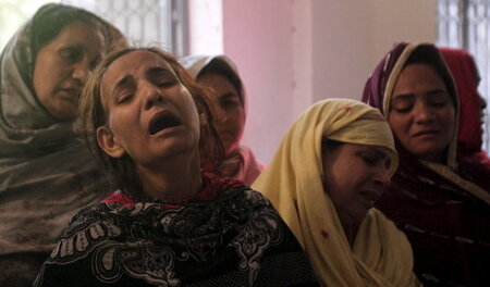 Angehörige von Opfern des Bombenanschlags trauern am Montag in L...