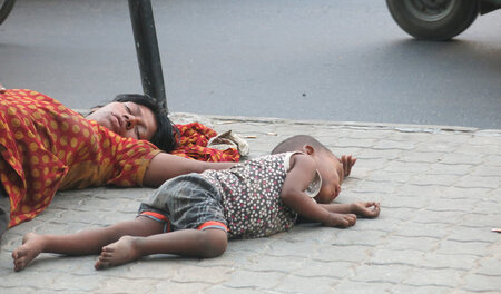Bangladesch: Mutter und Kind ziehen vom Land in die Hauptstadt D...