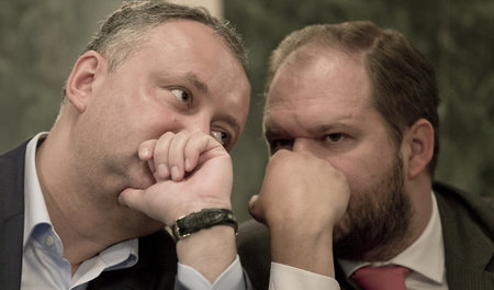 Igor Dodon (links) im Gespräch mit einem Mitglied seiner Soziali...