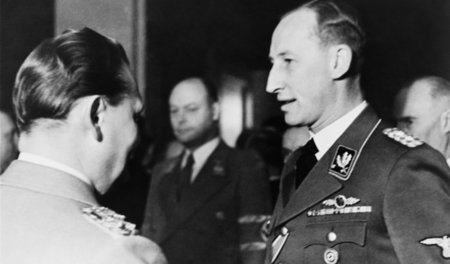 Erstattet Göring (links) Rapport: Reinhard Heydrich, Chef des Re...