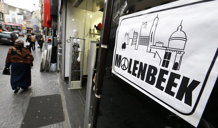 Frieden für Molenbeek fordert dieses Plakat an einem Geschäft