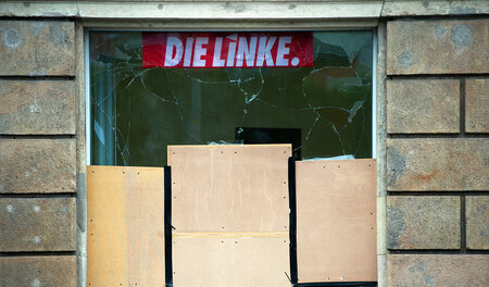 Nach einem Anschlag auf das Büro der Linken in Freital (Sachsen)...