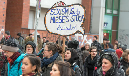 Gerade heute sind feministische Demonstrationen, wie hier am Fra...