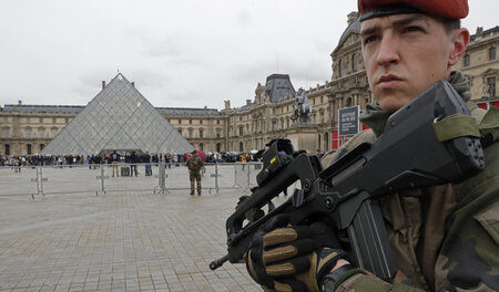 Ausnahmezustand vorm Louvre: Präsident Hollandes Pläne, derartig...