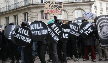 Studentenprotest gegen die von der sozialdemokratischen französi... Studentenprotest gegen die von der sozialdemokratischen französi...