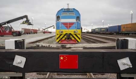 Hier gehrt es Richtung China. Aber nur beladen: Gleisanlage in A...