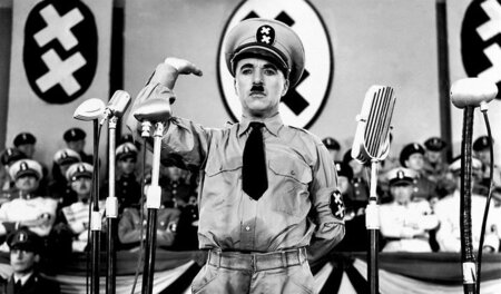 Diktator Hynkel (Charles Chaplin) hält eine Ansprache für den Ru... Diktator Hynkel (Charles Chaplin) hält eine Ansprache für den Ru...