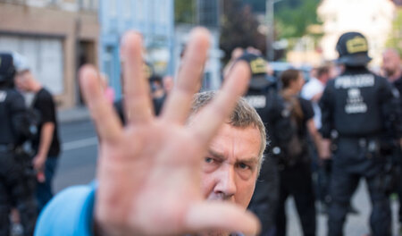 Alltägliche Bedrohung: Übergriff eines rechten Demonstranten auf... Alltägliche Bedrohung: Übergriff eines rechten Demonstranten auf...