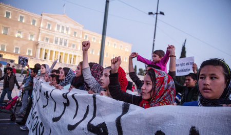 Afghanische Flüchtlinge protestieren am Mittwoch in Athen gegen ... Afghanische Flüchtlinge protestieren am Mittwoch in Athen gegen ...
