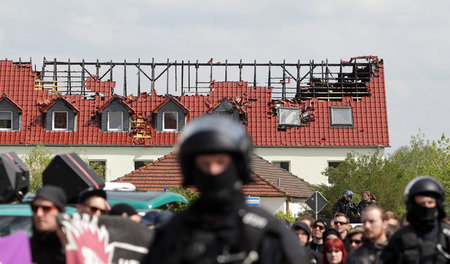 Tröglitz, 1. Mai 2015: Mehrere hundert Menschen demonstrieren vo...