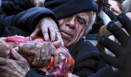 Athen, 27. Januar: Gedränge um kostenlos von Bauern verteiltes O...
