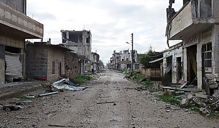 Zerstörter Straßenzug in der Stadt Scheich Meskin in der südsyri...