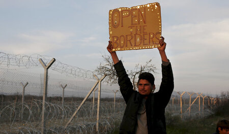 Ein Migrant beim griechischen Idomeni am 28. März: »Öffnet die G...