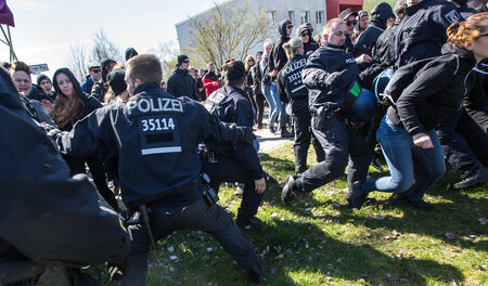 Gewohntes Bild: Polizei am Sonnabend in Berlin-Hellersdorf im Ei...