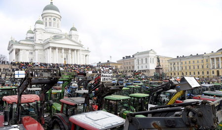 Bauern demonstrieren am 11. März 2016 auf dem Senatsplatz vor de...