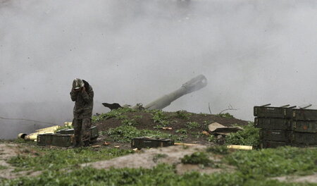 Raketenbeschuss: Ein armenischer Soldat feuert auf aserbaidschan...