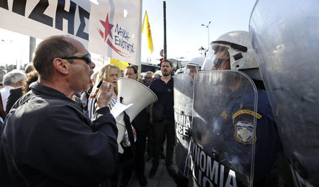 Nicht willkommen: Demonstranten protestierten am Montag in Athen...
