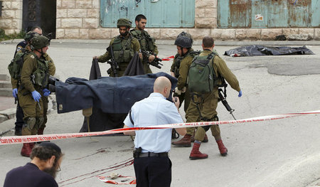 Gezielte Tötung: Israelische Besatzungssoldaten vergewissern sic...