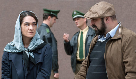 Adile Simsek (Uygar Tamer) und Onkel Hüseyin (Özgür Karadeniz), ...