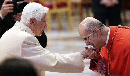 Von Ratzingers Gnade: Tarcisio Bertone ließ sich seine Untergebe...