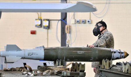 Tödliche Fracht: Bewaffnung für die US-Drohne »MQ-9 Reaper« aus ...