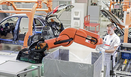 Hier arbeitet ein Beschäftigter im Ingolstädter Audi-Werk neben ... Hier arbeitet ein Beschäftigter im Ingolstädter Audi-Werk neben ...