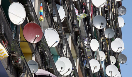 Satellitenschüsseln für den Emfpfang digitalen Fernsehens