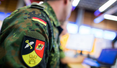Laptop-Krieger der Bundeswehr mit dem Wappen des Bundesamts für ...