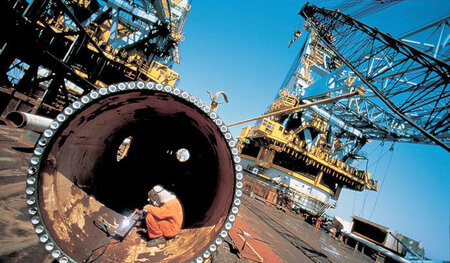 Italienische Arbeiter beim Bau der »Blue Stream«-Pipeline, die d...