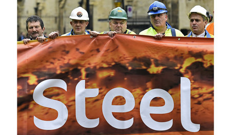 Stahlarbeiter demonstrieren am vergangenen Sonntag vor dem Parla...