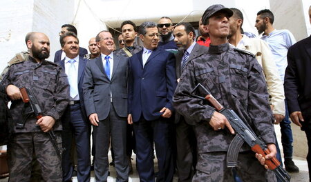 Der UN-Beauftragte Martin Kobler (Mitte links) am Dienstag in Tr...