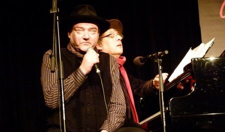 Wiglaf Droste singt, und Danny Dziuk begleitet ihn am Klavier. E...