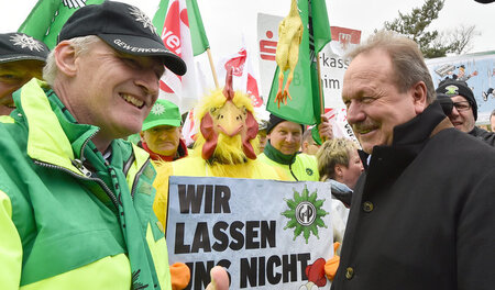 Gewerkschafter begrüßen am 21.März 016 in Potsdam (Brandenburg) ...