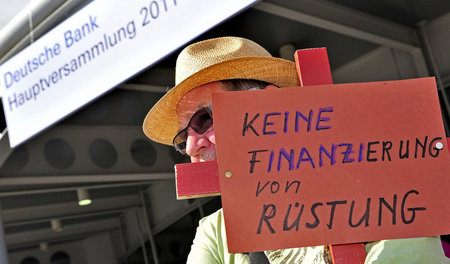 Bereits seit Jahren wird gegen die Finanzierung der Waffenindust...