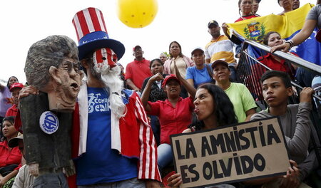Anhänger von Venezuelas Staatschef Maduro demonstrieren am Donne...
