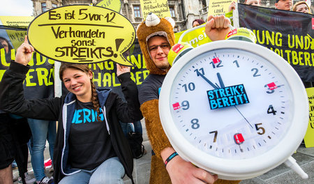 Gewerkschafter nehmen am 5. April auf dem Marienplatz in München... Gewerkschafter nehmen am 5. April auf dem Marienplatz in München...