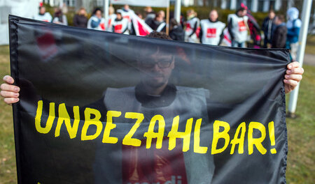 Warnstreik in Schwerin vor dem Hauptsitz der Telekom in Mecklenb... Warnstreik in Schwerin vor dem Hauptsitz der Telekom in Mecklenb...