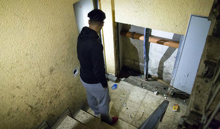 An den Rand gedrängt: Bewohner eines baufälligen Mietshauses in ... An den Rand gedrängt: Bewohner eines baufälligen Mietshauses in ...