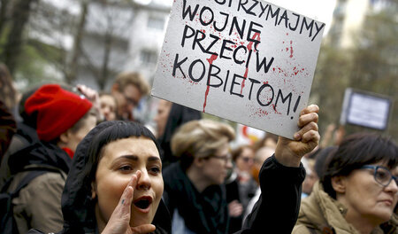 »Stoppt den Krieg gegen Frauen«: Tausende Polinnen demonstrierte... »Stoppt den Krieg gegen Frauen«: Tausende Polinnen demonstrierte...