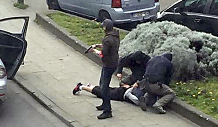 Im Polizeigriff: Der Verdächtige Mohamed Abrini (am Boden liegen... Im Polizeigriff: Der Verdächtige Mohamed Abrini (am Boden liegen...