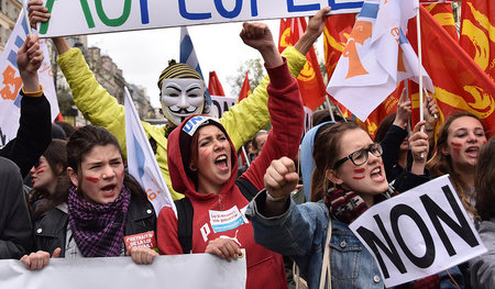Gegen die Demontage des Arbeitsrechts: Vor allem junge Menschen ... Gegen die Demontage des Arbeitsrechts: Vor allem junge Menschen ...