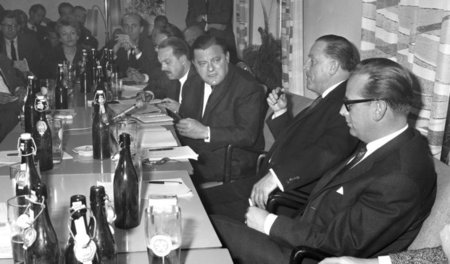 Presseclub in München, März 1963: Franz Josef Strauß (Mitte) ste...