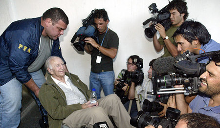 Paul Schäfer nach seiner Verhaftung in Argentinien im März 2005