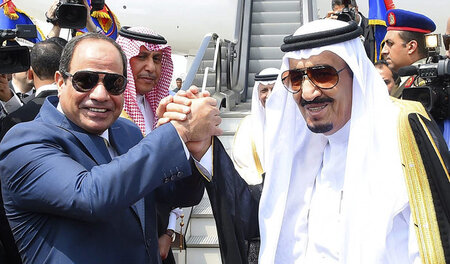 Ägyptens Präsident Al-Sisi und der saudische König Salman am Mon...