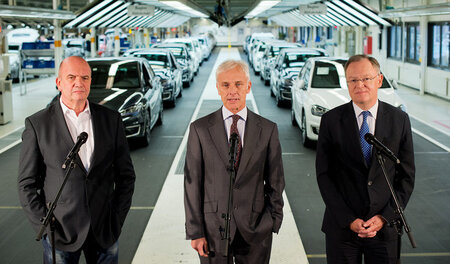 Ratlos im VW-Ring: Betriebsrat Bernd Osterloh, Konzernchef Matth...