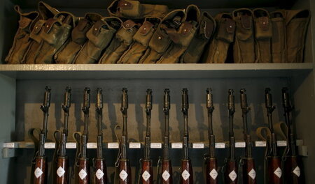 Russische Sturmgewehre: Waffenschrank eines armenischen Postens ... Russische Sturmgewehre: Waffenschrank eines armenischen Postens ...