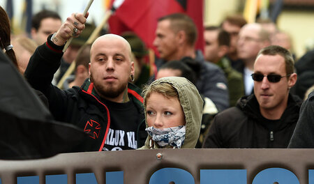Anhänger des extrem rechten Bündnisses »Wir sind die Grenze« im ... Anhänger des extrem rechten Bündnisses »Wir sind die Grenze« im ...