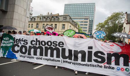 Einfach »Kommunismus wählen«? Ganz so einfach wird es nicht. Dem... Einfach »Kommunismus wählen«? Ganz so einfach wird es nicht. Dem...